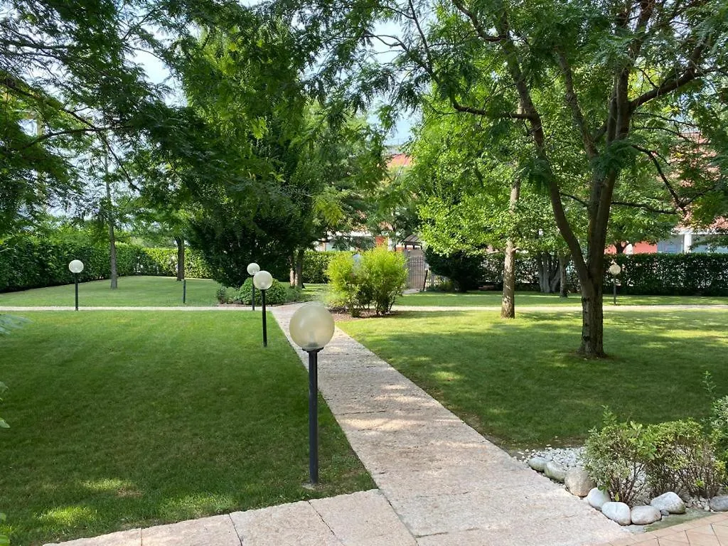 Appartamento Il Faro con giardino in Residence con piscina Desenzano del Garda