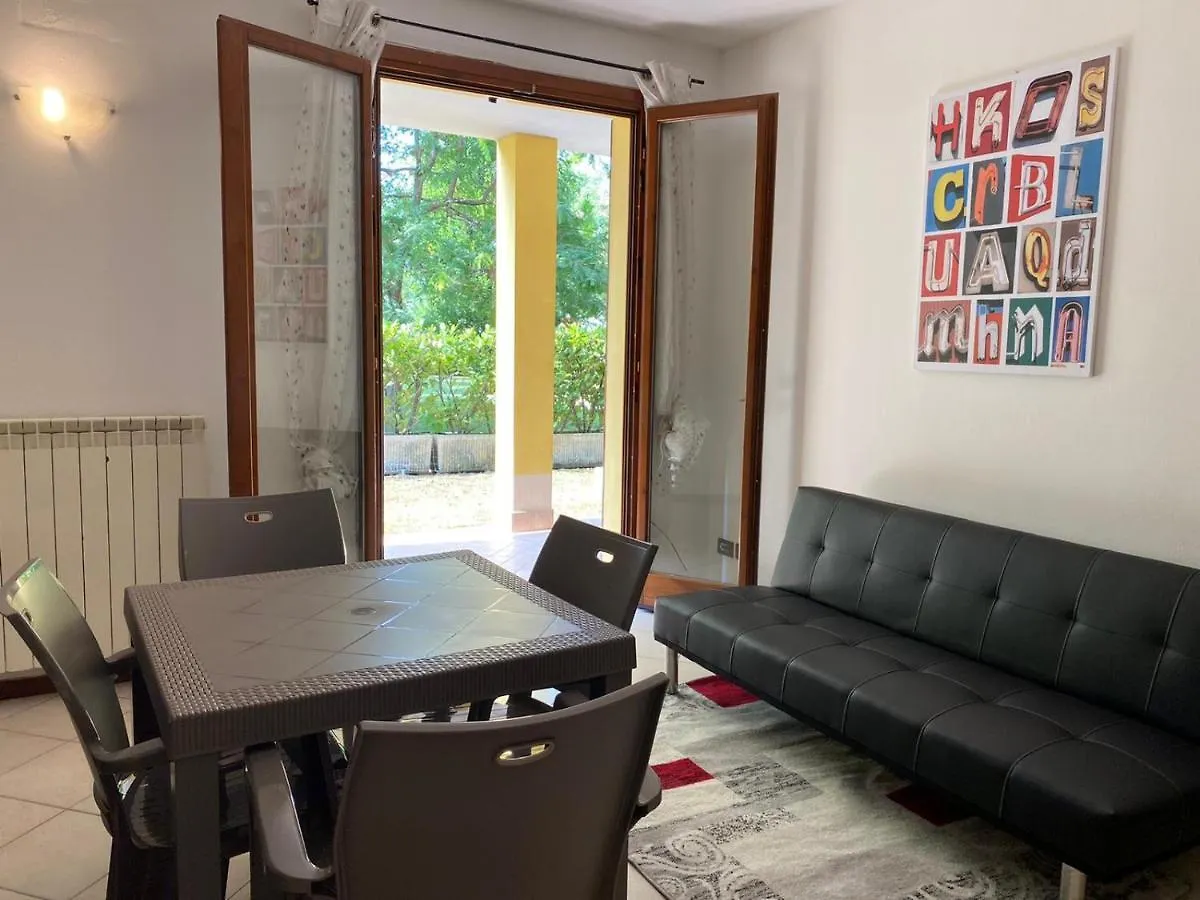 Appartamento Il Faro con giardino in Residence con piscina Desenzano del Garda Italia