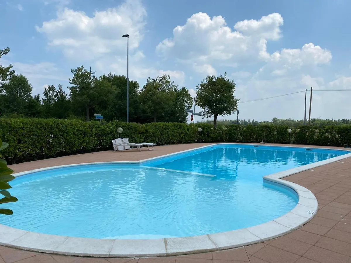 Appartamento Il Faro con giardino in Residence con piscina Desenzano del Garda Italia