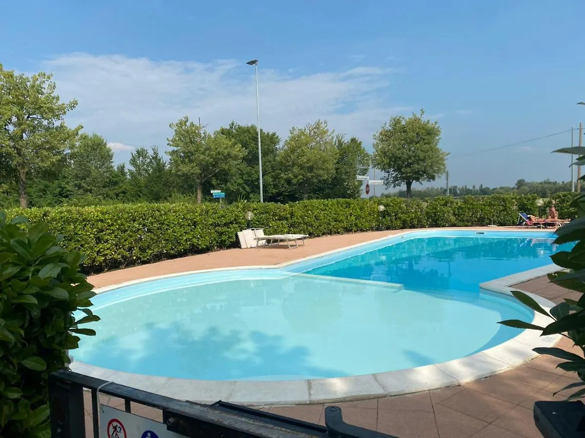 Appartamento Il Faro con giardino in Residence con piscina Desenzano del Garda Italia