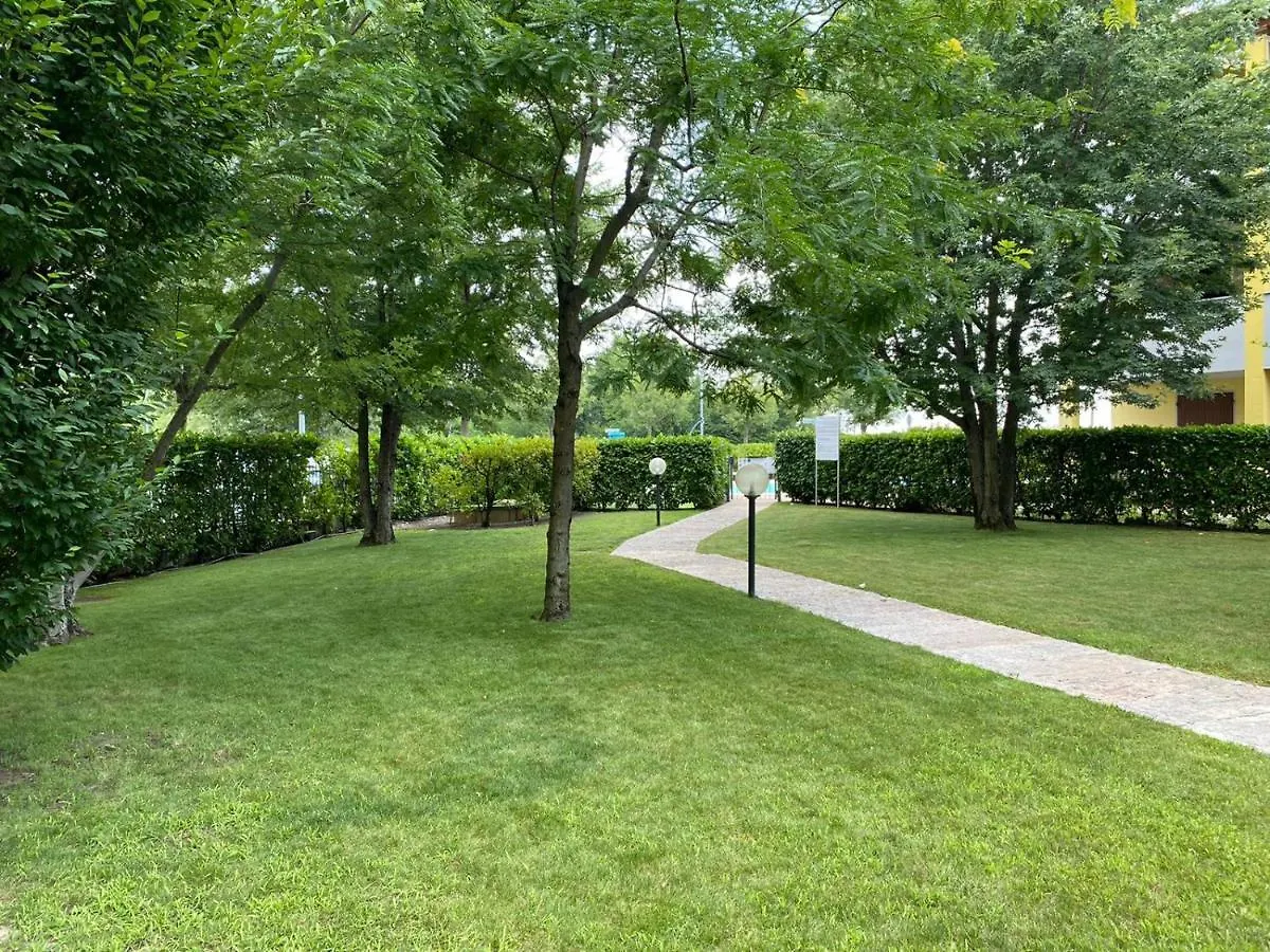 Appartamento Il Faro con giardino in Residence con piscina Desenzano del Garda Italia